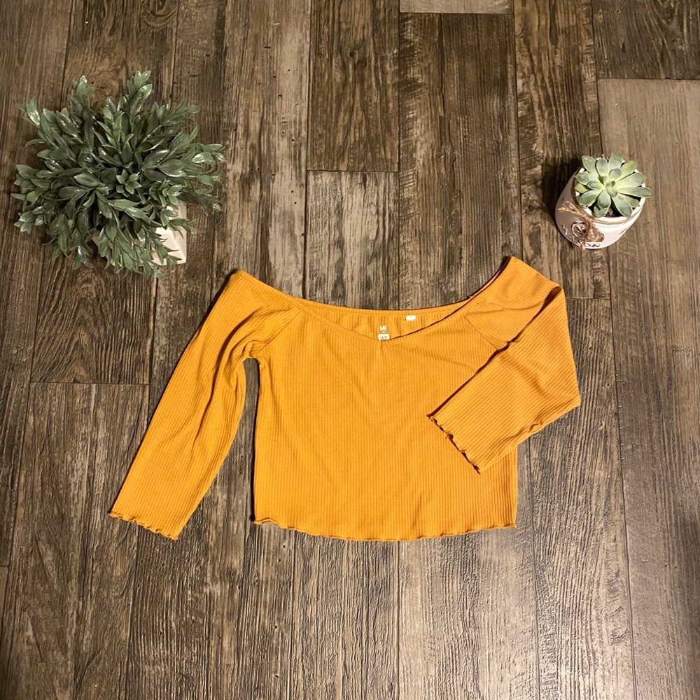 Ribbed lettuce edge off the shoulder crop